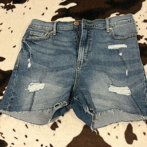 LEVI’S denim shorts.
